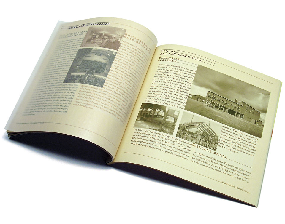Spread het binnenwerk van Jubileumboek Bloemenveiling Holland - 75 jaar - 1923-1998 - Uitgegeven door Bloemenveiling Holland, Naaldwijk - Omslag en binnenwerk: Erik Cox