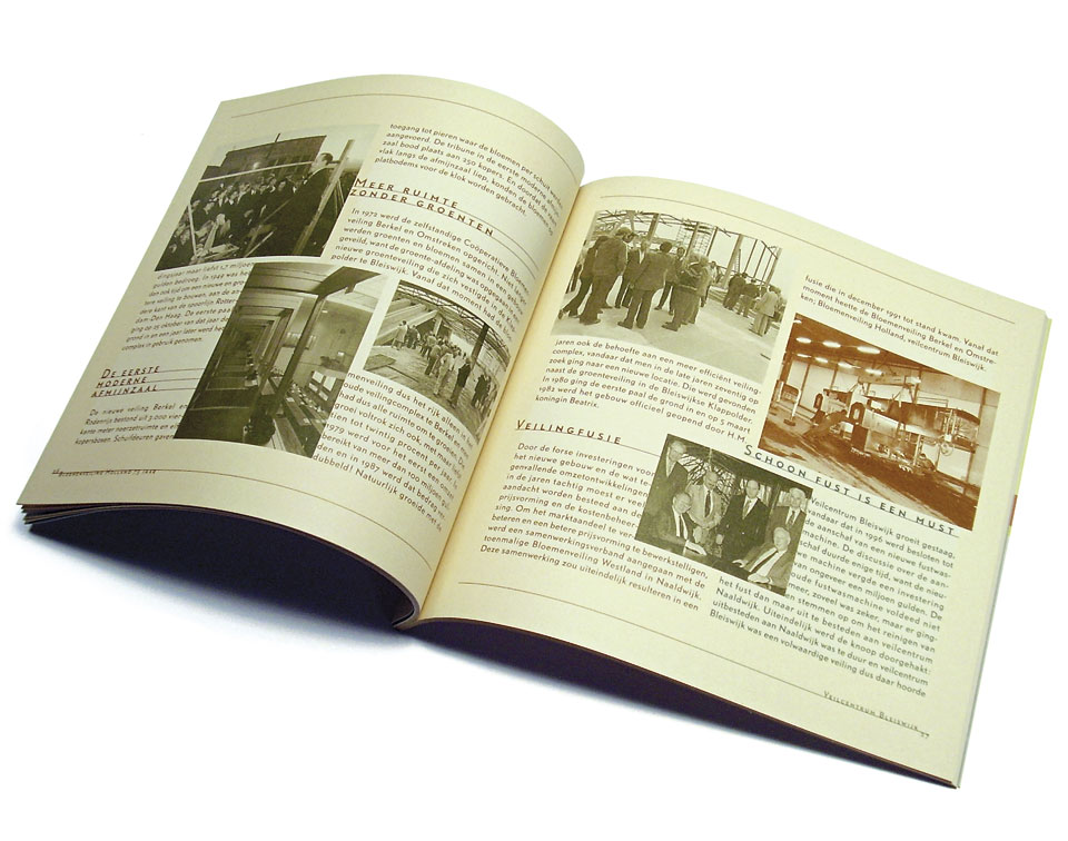 Spread het binnenwerk van Jubileumboek Bloemenveiling Holland - 75 jaar - 1923-1998 - Uitgegeven door Bloemenveiling Holland, Naaldwijk - Omslag en binnenwerk: Erik Cox