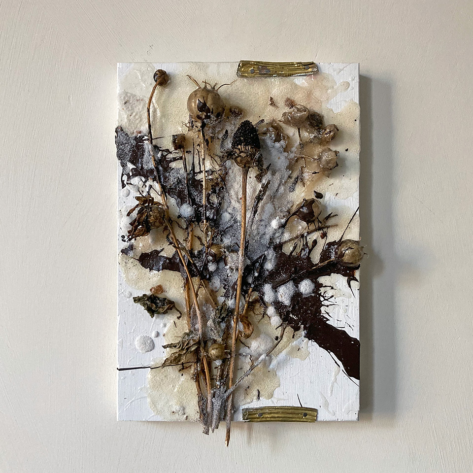 The 16 x 24 panel series #26 - Acryl, gedroogde uitgebloeide bloemen, koper en zand op underlayment - door Erik Cox